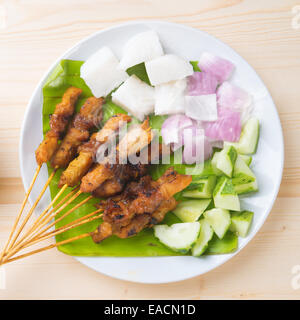 Aufgespießt und gegrilltes Fleisch, Hähnchen Sate oder Satay, serviert mit Erdnuss-Sauce. Frisch gekocht mit gedünstetem und Rauch. Delicious heiß Stockfoto