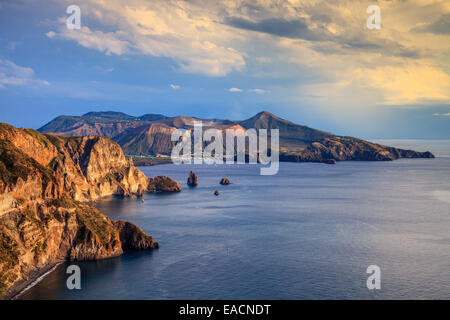 Blick auf Vulcano Insel von Lipari Stockfoto