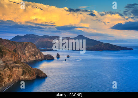 Blick auf Vulcano Insel von Lipari Stockfoto