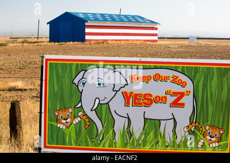 Eine patriotische Landwirte Scheune in der Nähe von Fresno, Kalifornien, USA, mit einem ja auf Z-Poster, die Wähler unterstützen ein Element ihrer Steuern Fresno Zoo Unterstützung gefragt ist. Stockfoto