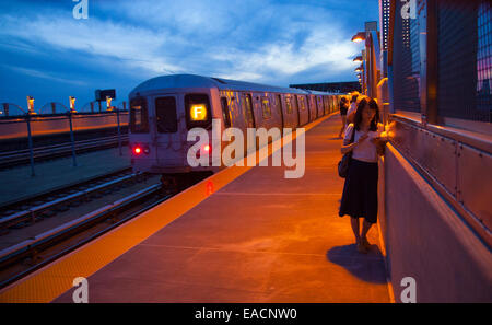 U-Bahn-Zug mit New York City im Hintergrund Stockfoto