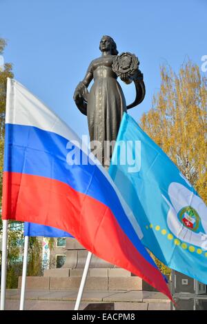 Flaggen der Russischen Föderation und Kaliningrad auf dem Hintergrund des Denkmals Mütterchen Russland Stockfoto