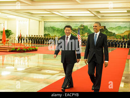 Peking, China. 12. November 2014. Chinesische Präsident Xi Jinping (L) hält eine Willkommenszeremonie für U.S. President Barack Obama (R) in der großen Halle des Volkes in Peking, Hauptstadt von China, 12. November 2014. Bildnachweis: Li Xueren/Xinhua/Alamy Live-Nachrichten Stockfoto