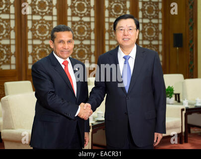 Peking, China. 12. November 2014. Es ist Zhang Dejiang (R), Vorsitzender des ständigen Ausschusses des nationalen Kongress, Chinas oberste Gesetzgeber, trifft sich mit der peruanische Präsident Ollanta Humala Tasso in Peking, Hauptstadt von China, 12. November 2014. © Xie Huanchi/Xinhua/Alamy Live-Nachrichten Stockfoto