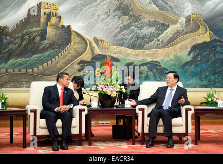 Peking, China. 12. November 2014. Es ist Zhang Dejiang (R), Vorsitzender des ständigen Ausschusses des nationalen Kongress, Chinas oberste Gesetzgeber, trifft sich mit der peruanische Präsident Ollanta Humala Tasso in Peking, Hauptstadt von China, 12. November 2014. © Xie Huanchi/Xinhua/Alamy Live-Nachrichten Stockfoto