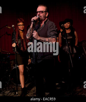 Hollywood, Kalifornien, USA. 11. November 2014. Eurythmics-Gründer DAVE STEWART stellt 16 jährige britische Soulsängerin Hollie Stephenson im Hotel Cafe. Bildnachweis: Brian Cahn/ZUMA Draht/Alamy Live-Nachrichten Stockfoto