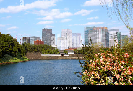Moderne Skyline von Tokyo mit Teil des imperialen Schlossareals Stockfoto