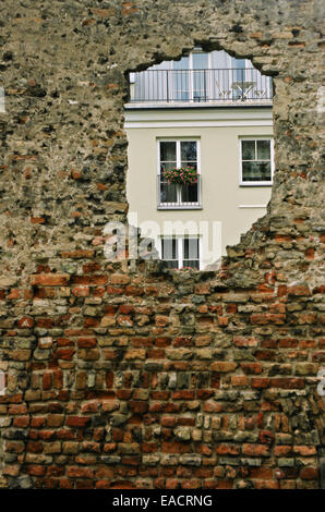Alte Mauer mit Loch zu betrachten, Neubau Stockfoto