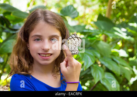 Mädchen hält Finger Reispapier Schmetterling Idee Leuconoe im Aussenbereich Stockfoto