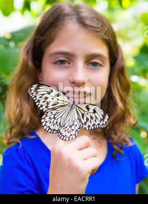 Mädchen hält Finger Reispapier Schmetterling Idee Leuconoe im Aussenbereich Stockfoto