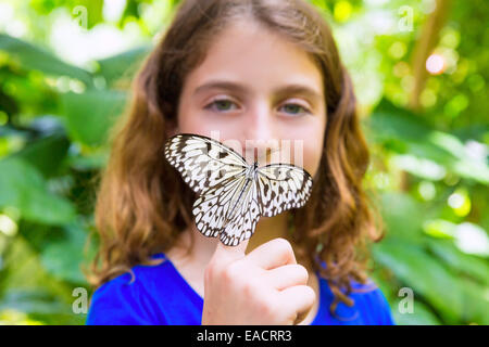 Mädchen hält Finger Reispapier Schmetterling Idee Leuconoe im Aussenbereich Stockfoto