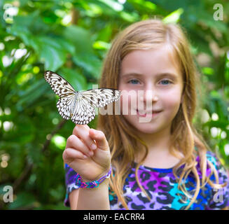 Mädchen hält Finger Reispapier Schmetterling Idee Leuconoe im Aussenbereich Stockfoto