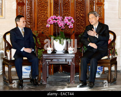 Peking, China. 12. November 2014. Zhang Zhijun (R), Leiter des State Council Taiwan Affairs Office erfüllt mit Wang Yu-Chi, Taiwans Festland Angelegenheiten Chef, in Peking, Hauptstadt von China, 12. November 2014. © Shen Bohan/Xinhua/Alamy Live-Nachrichten Stockfoto