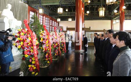 Peking, China. 12. November 2014. Vertreter des Nationalkomitees der politischen Konsultativkonferenz des chinesischen Volkes Gedenken den 148. Geburtstag von Sun Yat-Sen auf die Sun-Yat-Sen-Park in Peking, Hauptstadt von China, 12. November 2014. © Zhang Duo/Xinhua/Alamy Live-Nachrichten Stockfoto