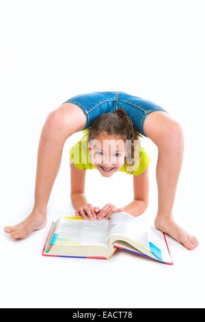 Flexible Schlangenmensch Kind Mädchen an Hausaufgaben mit Buch auf weißem Hintergrund Stockfoto