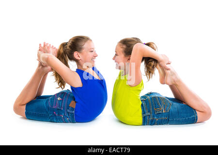 Twin Kind Schwestern symmetrische flexibel spielen glücklich auf weißem Hintergrund Stockfoto