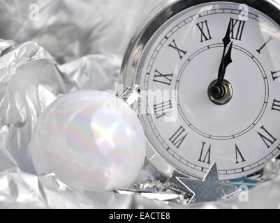markante Mitternacht im Urlaub Dekor Silber Uhr Stockfoto