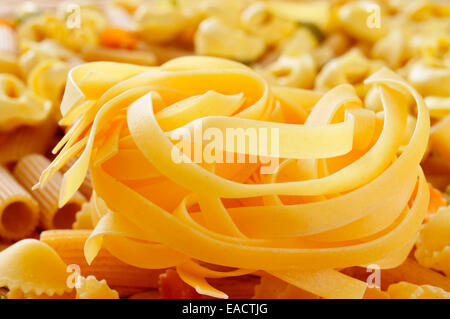 Nahaufnahme von einem Haufen von verschiedenen Teigwaren wie Tortellini, Tagliatelle oder Penne rigate Stockfoto