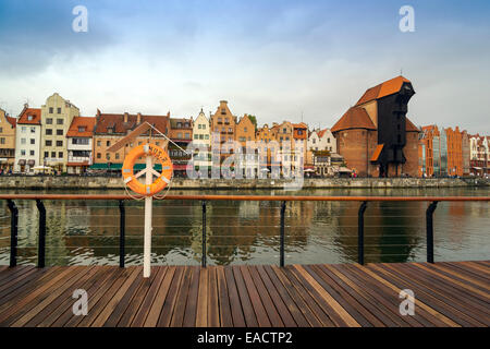 Die klassische Ansicht von Danzig mit Gebäude im hanseatischen Stil spiegelt sich in den Fluss Mottlau. Stockfoto