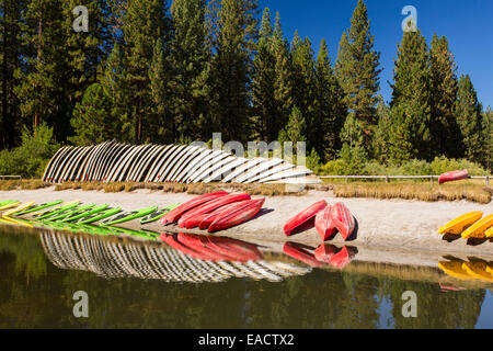 Boote am Rande des Hume Lake im Sequoia Nationalpark, Kalifornien, USA. Stockfoto