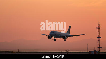 Silhouette Air Canada Airbus A319 Jetliner landet auf dem internationalen Flughafen Vancouver farbenfrohen Sonnenuntergang Dämmerung Stockfoto