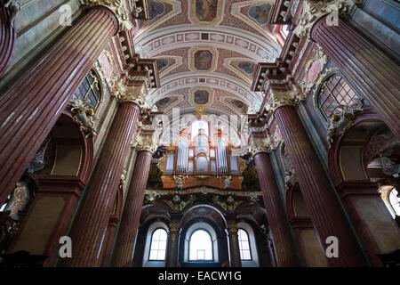 Innenraum der barocken Pfarr- und Stiftskirche (Fara Poznanska) in Poznan, Polen Stockfoto