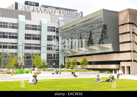 UTS oder University of Technology Sydney, Campus und Einrichtungen in Sydney, NSW, Australien mit Studenten auf dem Rasen Stockfoto