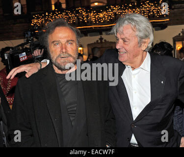 Salzburg, Österreich. 11. November 2014. Actors Alain Delon (R) und Franco Nero auf einem traditionellen Weihnachten anzeigen auf den Gnadenhof Gut Aiderbichl in Salzburg, Österreich. 6. Dezember 2014 wird die Show "Advent in Aiderbichl" auf der TV-Sender ORF 2 einen Bericht auf dem Weihnachts-Display übertragen. Das Tierheim ist Heimat von Tieren, die aus traurigen Situationen kommen. Bildnachweis: Dpa picture Alliance/Alamy Live News Stockfoto