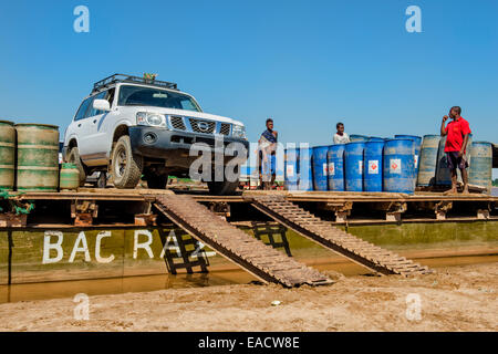 Allrad-Antrieb Auto Verschiebung von der Fähre, Belo Sur Tsiribihina, Morondava, Provinz Toliara, Madagaskar Stockfoto