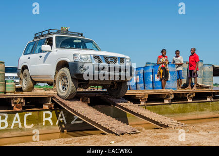 Allrad-Antrieb Auto Verschiebung von der Fähre, Belo Sur Tsiribihina, Morondava, Provinz Toliara, Madagaskar Stockfoto