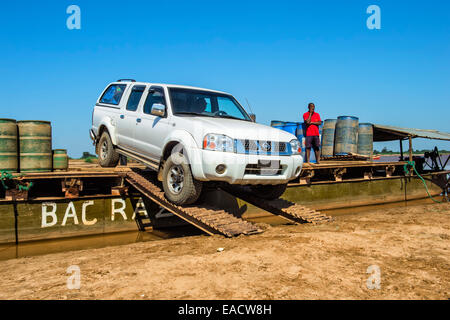 Allrad-Antrieb Auto Verschiebung von der Fähre, Belo Sur Tsiribihina, Morondava, Provinz Toliara, Madagaskar Stockfoto