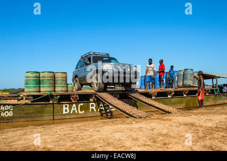 Allrad-Antrieb Auto Verschiebung von der Fähre, Belo Sur Tsiribihina, Morondava, Provinz Toliara, Madagaskar Stockfoto