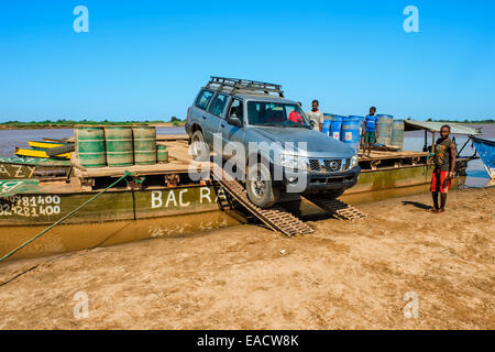 Allrad-Antrieb Auto Verschiebung von der Fähre, Belo Sur Tsiribihina, Morondava, Provinz Toliara, Madagaskar Stockfoto