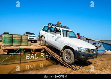 Allrad-Antrieb Auto Verschiebung von der Fähre, Belo Sur Tsiribihina, Morondava, Provinz Toliara, Madagaskar Stockfoto