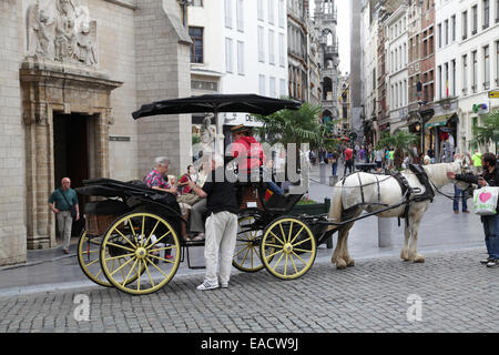 Viktorianische Kutsche. Grand Place in Brüssel. Belgien. Essen und Trinken Tourismus Stockfoto