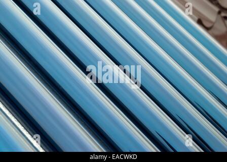 Nahaufnahme von Vakuum-Röhren von Wasser mit Sonnenenergie. Stockfoto