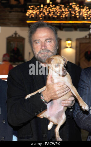 Salzburg, Österreich. 11. November 2014. Italienischer Schauspieler Franco Nero posiert mit Molly den Hund an eine traditionelle Weihnachten-Display auf den Gnadenhof Gut Aiderbichl in Salzburg, Österreich. 6. Dezember 2014 wird die Show "Advent in Aiderbichl" auf der TV-Sender ORF 2 einen Bericht auf dem Weihnachts-Display übertragen. Das Tierheim ist Heimat von Tieren, die aus traurigen Situationen kommen. Bildnachweis: Dpa picture Alliance/Alamy Live News Stockfoto