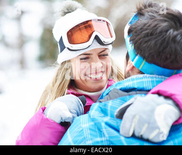 Glücklich lächelnde paar Togther in einen Winterurlaub mit Ski googles Stockfoto