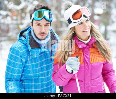 Mann und Frau gemeinsam Skilanglauf im winter Stockfoto