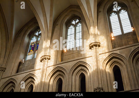 Bogen / Bogen Rundbogenfenster im Kirchenschiff / nachschlagen, das Gewölbe des Kirchenschiffs der Wells Cathedral (Gewölbedecke). Somerset UK. Stockfoto