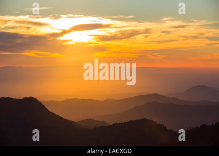 Blick von Moro Rock in den Sequoia Nationalpark Kalifornien, USA, in das Central Valley bei Sonnenuntergang. Stockfoto