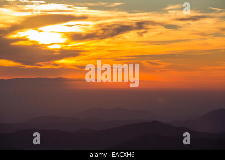 Blick von Moro Rock in den Sequoia Nationalpark Kalifornien, USA, in das Central Valley bei Sonnenuntergang. Stockfoto