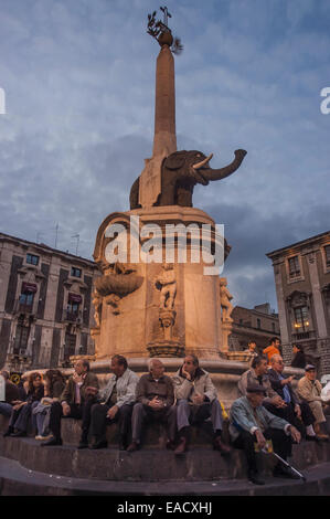 Fontana dell'Elefante Brunnen auf dem Domplatz, Catania, Sizilien, Italien Stockfoto