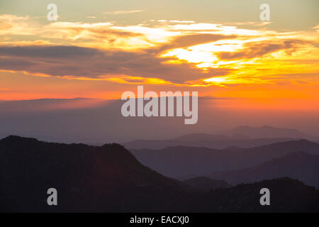 Blick von Moro Rock in den Sequoia Nationalpark Kalifornien, USA, in das Central Valley bei Sonnenuntergang. Stockfoto