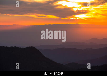 Blick von Moro Rock in den Sequoia Nationalpark Kalifornien, USA, in das Central Valley bei Sonnenuntergang. Stockfoto