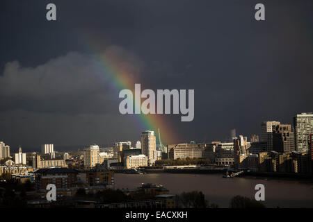 London, UK. 12. November 2014.  Großbritannien Wetter: Regenbogen über London und Canary Wharf Credit: Guy Corbishley/Alamy Live-Nachrichten Stockfoto