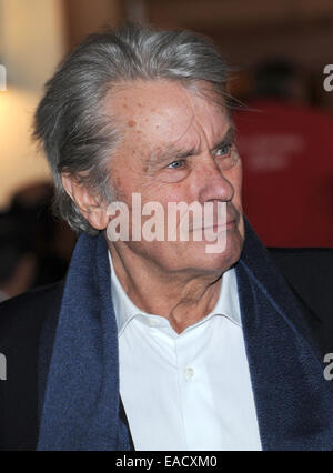 Salzburg, Österreich. 11. November 2014. Schauspieler Alain Delon bei einem traditionellen Weihnachten zeigen auf den Gnadenhof Gut Aiderbichl in Henndorf bei Salzburg, Österreich, 11. November 2014. 6. Dezember 2014 wird die Show "Advent in Aiderbichl" auf der TV-Sender ORF 2 einen Bericht auf dem Weihnachts-Display übertragen. Das Tierheim ist Heimat von Tieren, die aus traurigen Situationen kommen. Bildnachweis: Dpa picture Alliance/Alamy Live News Stockfoto