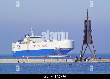 Kugelbake und Verkehr Schiff auf Elbe Mund, Cuxhaven, Deutschland