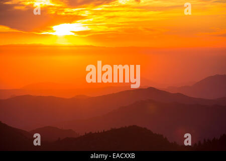 Blick von Moro Rock in den Sequoia Nationalpark Kalifornien, USA, in das Central Valley bei Sonnenuntergang. Stockfoto