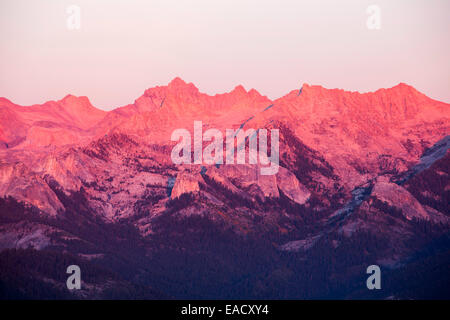 Eine Bergkette Blick vom Gipfel des Moro Rock einen Granit Felsen Aussichtspunkt im Sequoia National Park, Yosemite, USA, bei Sonnenuntergang. Stockfoto